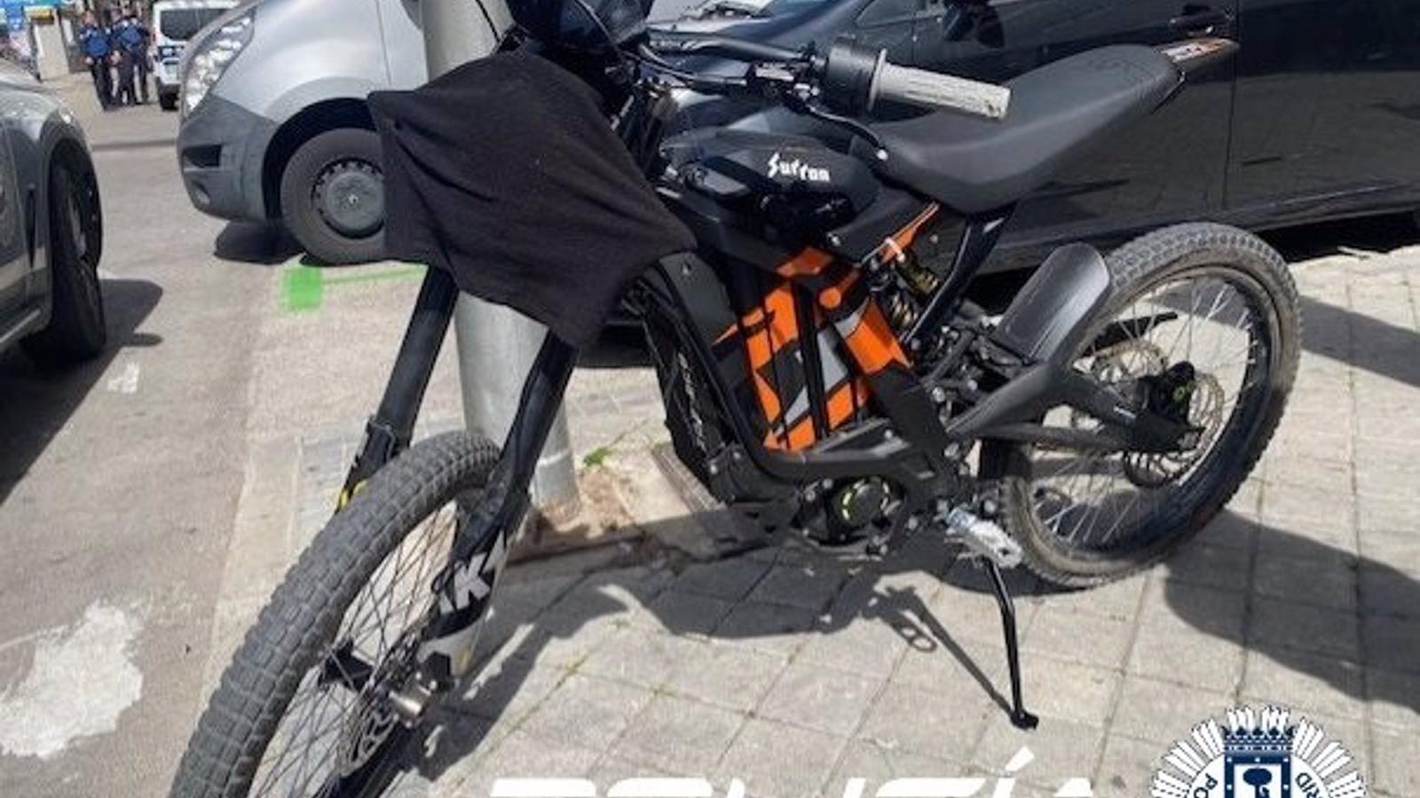 Detenido tras protagonizar una persecución con la policía en una moto eléctrica en Fuencarral