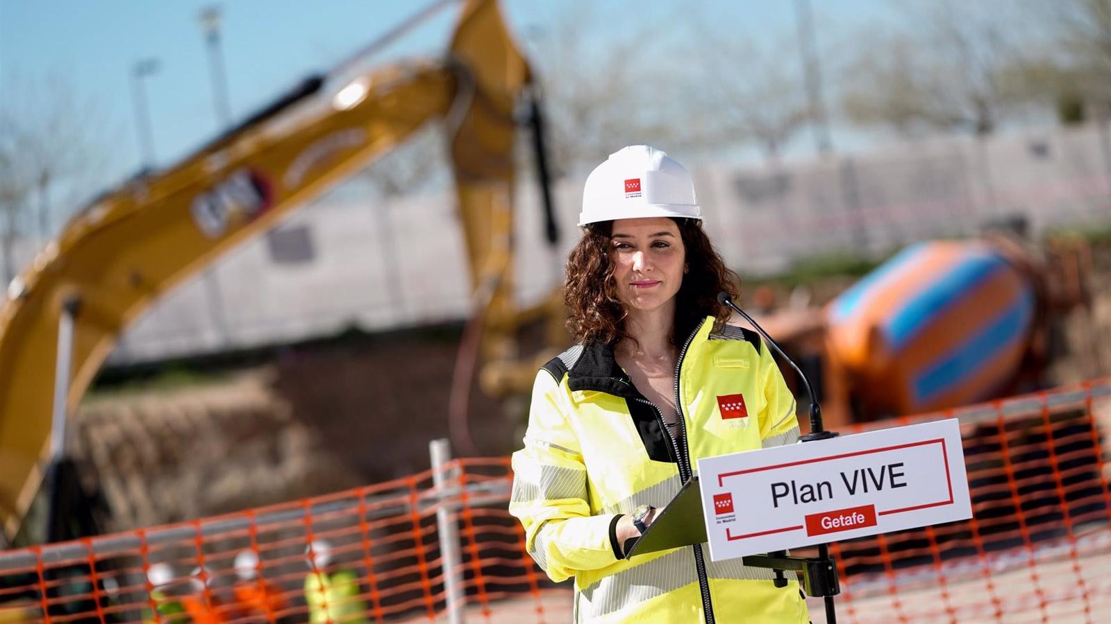 Díaz Ayuso culpa a alcaldes socialistas del retraso en la entrega de 830 viviendas del Plan Vive