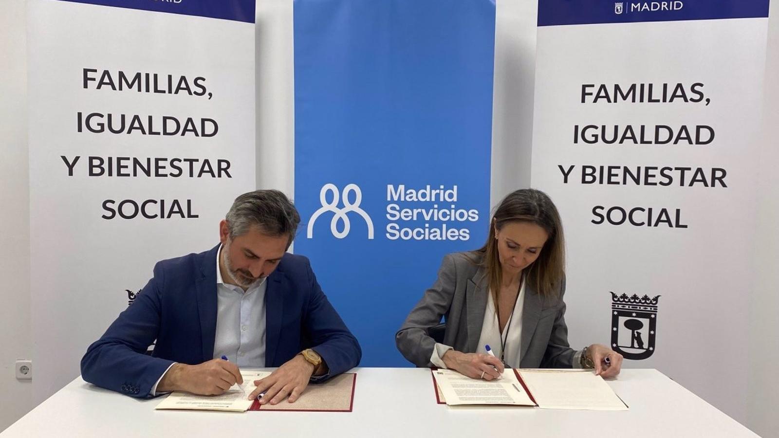 La capital firma un convenio con la Fundación Nadie Solo para ofrecer un mentor a 20 personas sin hogar