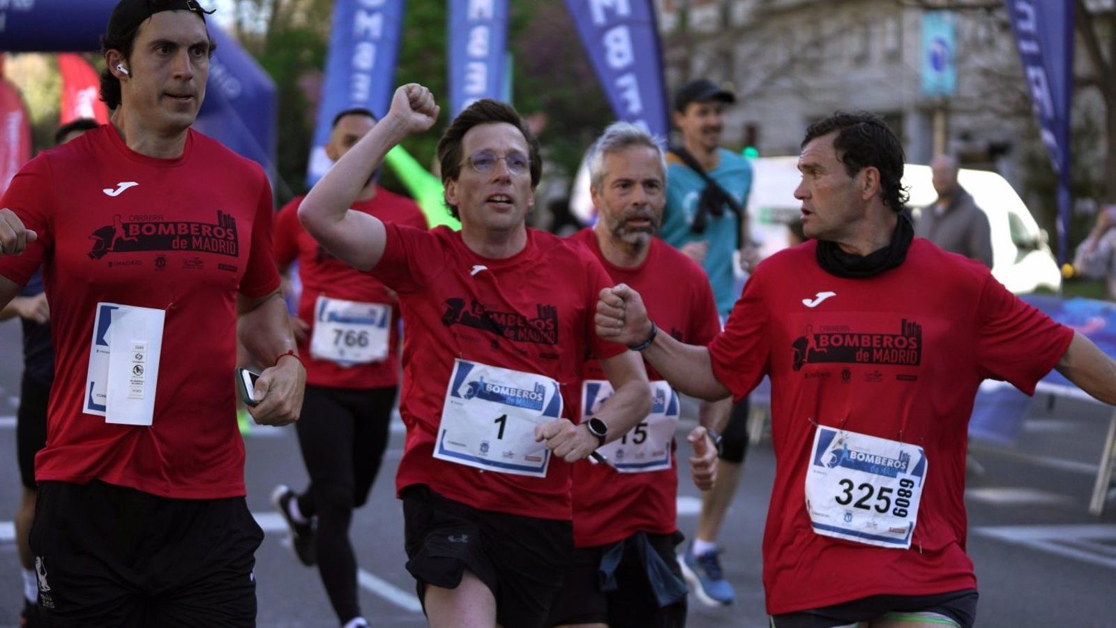 Martínez-Almeida se suma a la XI Carrera de Bomberos de Madrid junto a más de 2.000 corredores