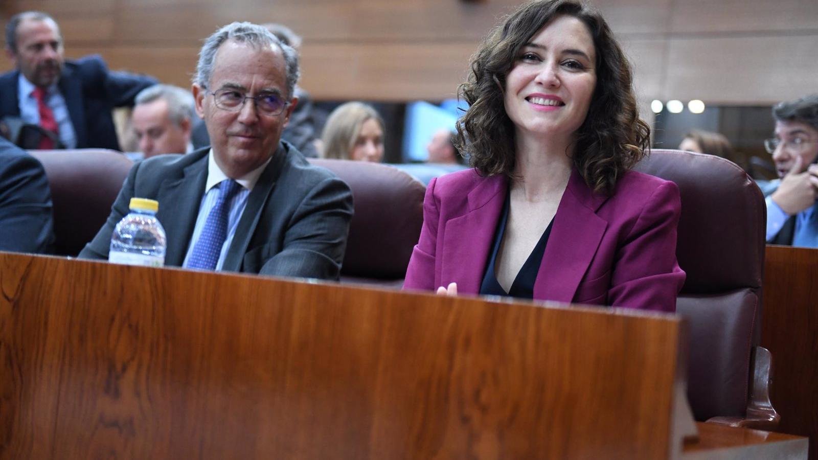 Díaz Ayuso firma el decreto de convocatoria de elecciones a la Asamblea
