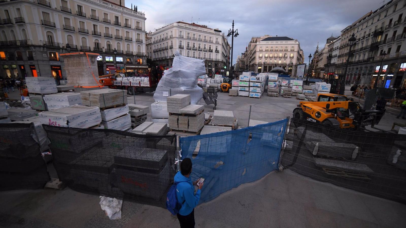 La &quot;versión definitiva&quot; de la Puerta del Sol, salvo la entrada al Cercanías y la fuente con Carlos III, llegará en unos 12 días
