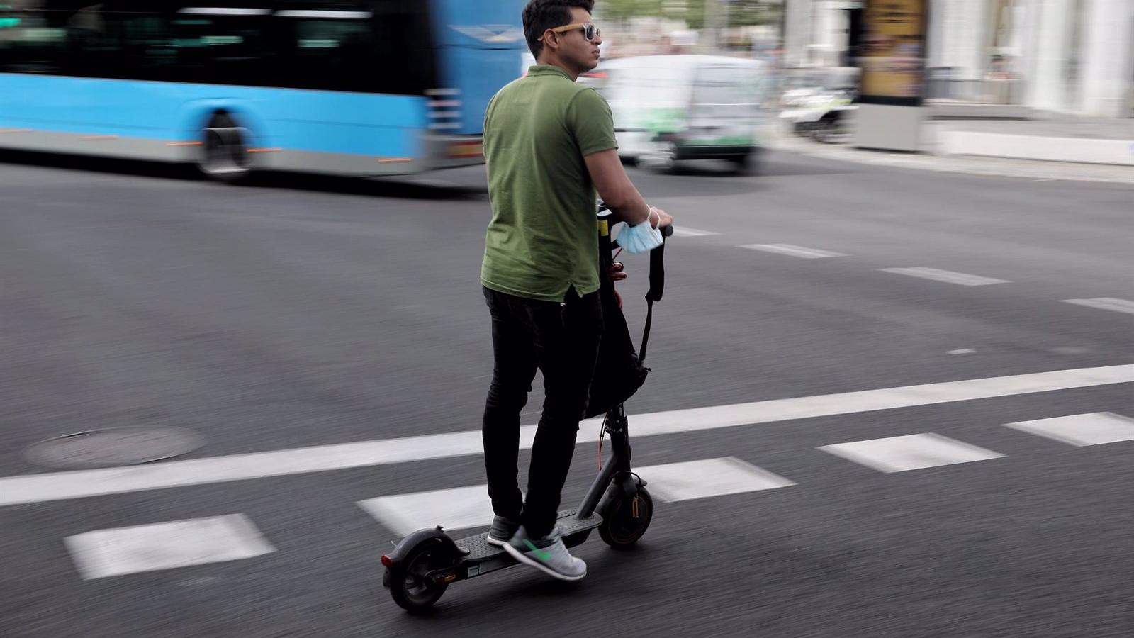 La DGT obligará a usar casco y tener 16 años para ir en patinete eléctrico