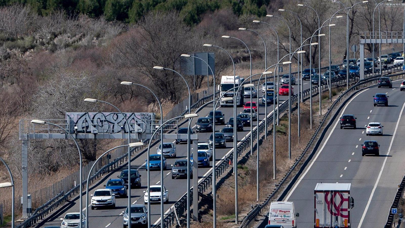 Complicaciones en las salidas de la región con mucho tráfico y accidentes en las vías madrileñas