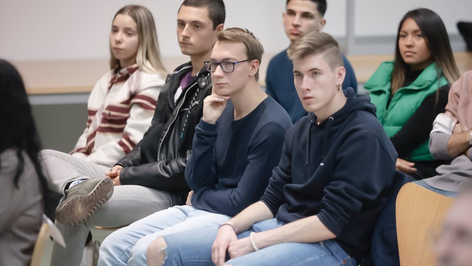 Los jóvenes españoles se emancipan casi a los 30 años, tres años y medio después que los europeos