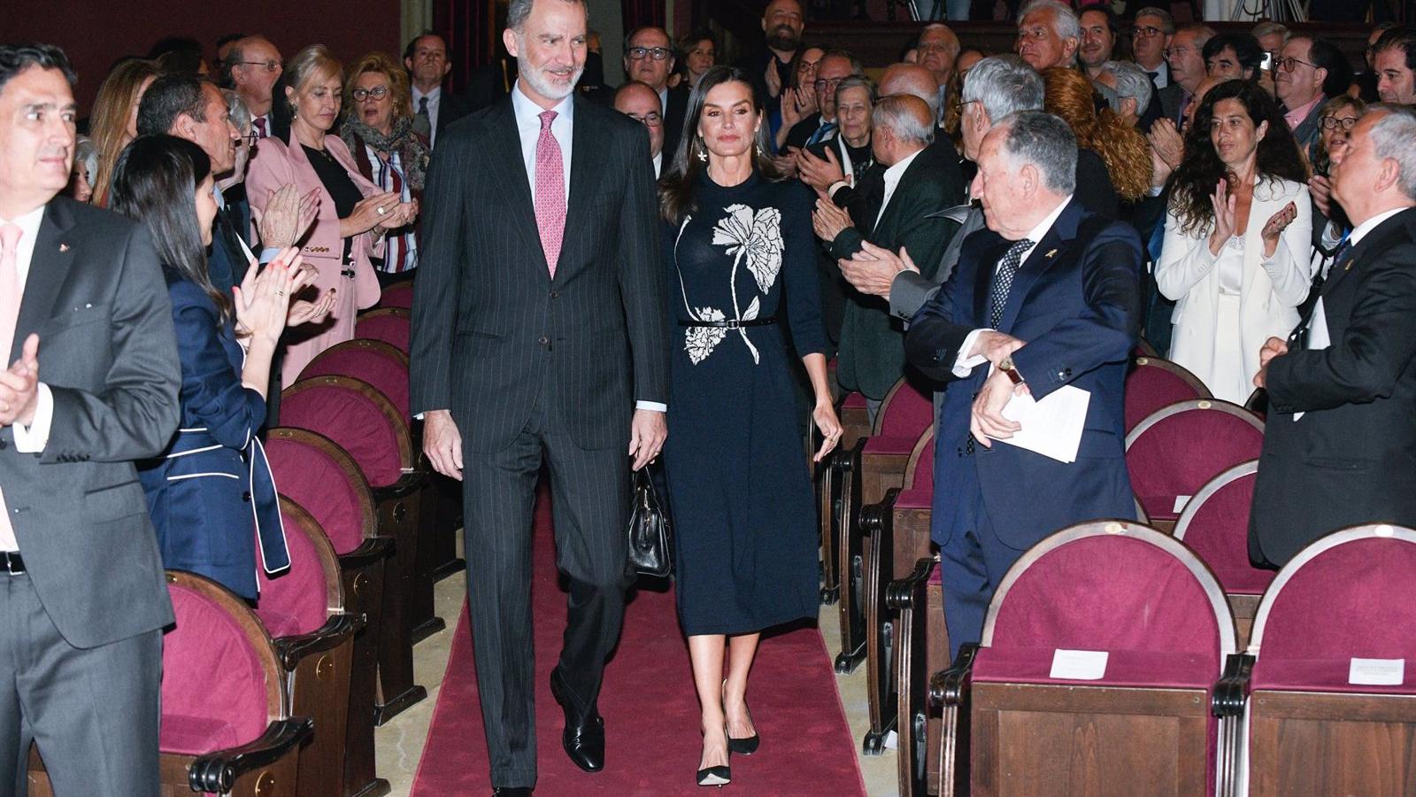 El Rey defiende las "virtudes cívicas" en el Bicenternario del Ateneo