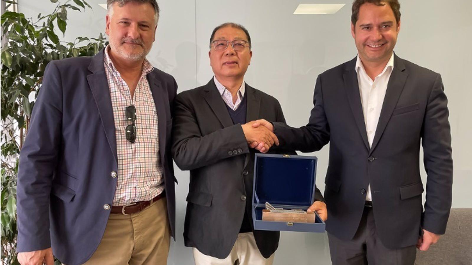 El alcalde de Torrejón se reúne con el empresario chino que donó miles de mascarillas para hacer frente al Covid