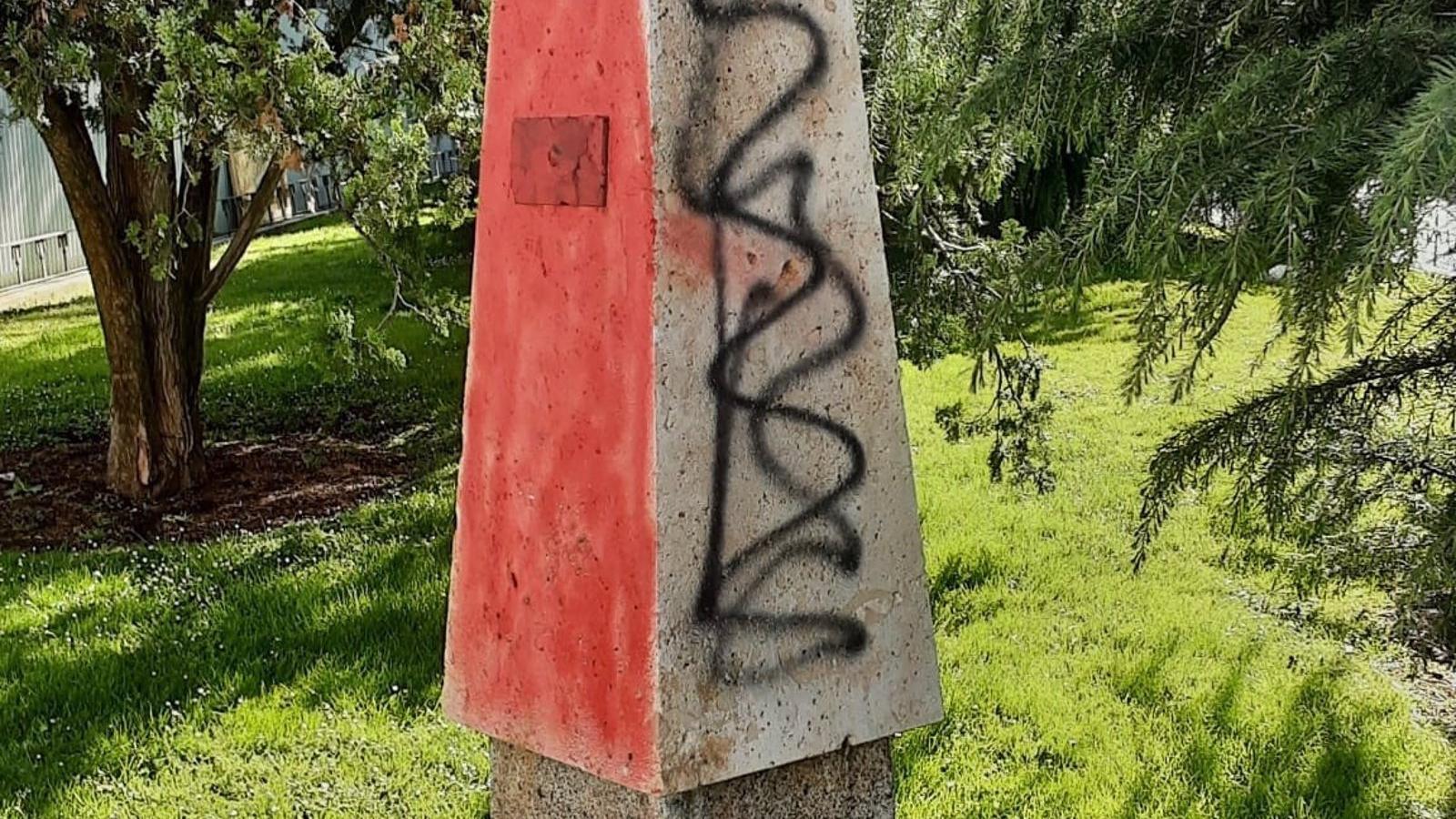 El Ayuntamiento de Madrid limpia el monolito al Alférez Provisional y lo repondrá completamente tras las obras del Prado