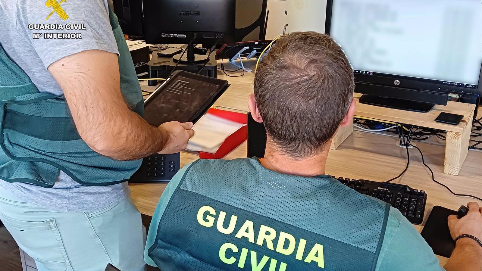 La Guardia Civil detiene a 11 personas en Madrid y Toledo en dos operaciones por estafas en Internet