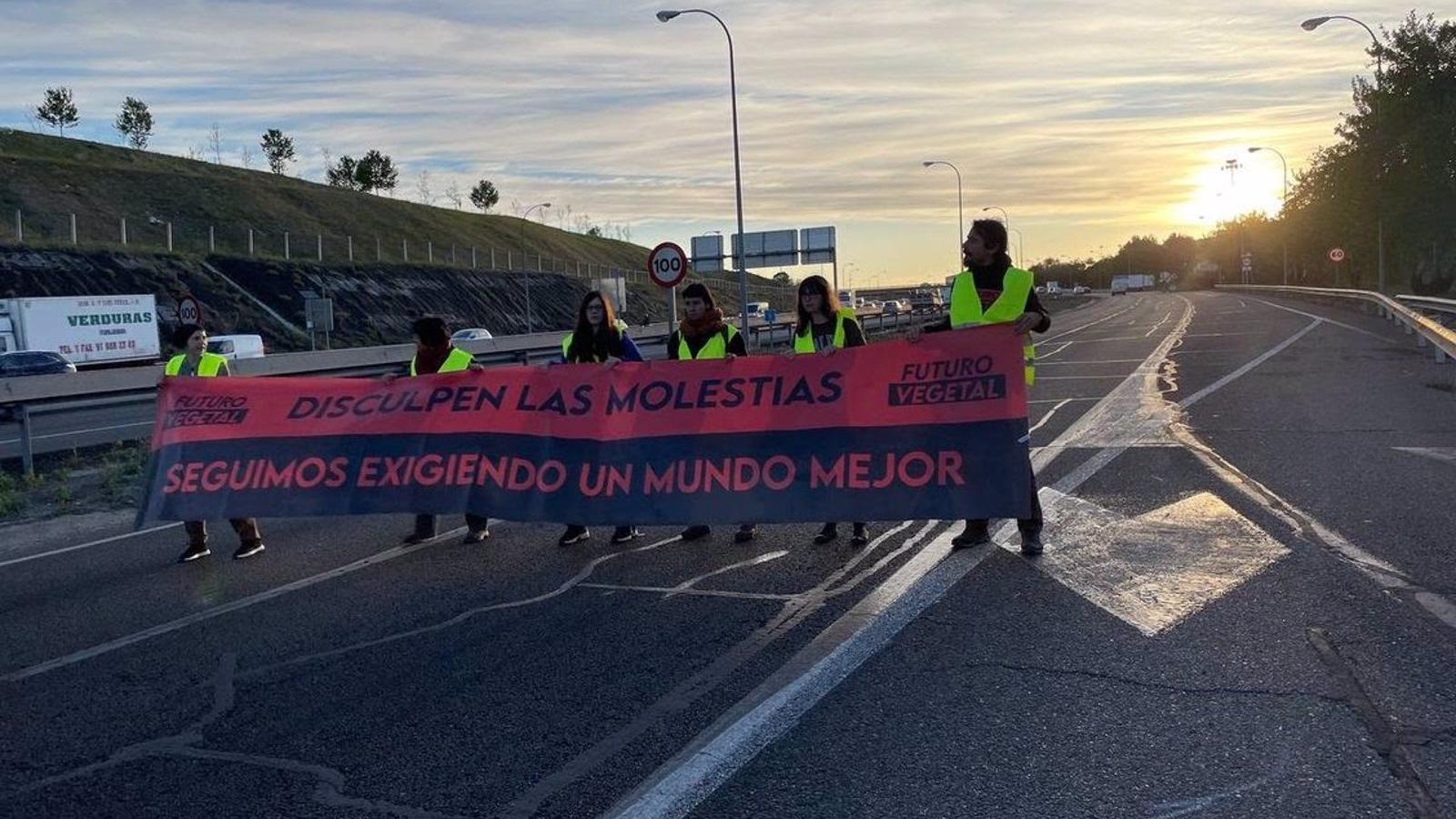 Nueve activistas de Futuro Vegetal detenidos por el corte de los accesos a Mercamadrid