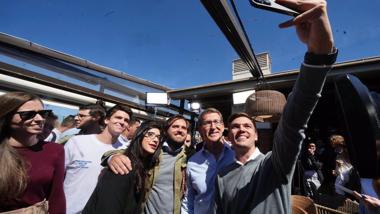 Feijóo propone una ayuda de emancipación a jóvenes de 1.000 euros para alquiler o compra de vivienda