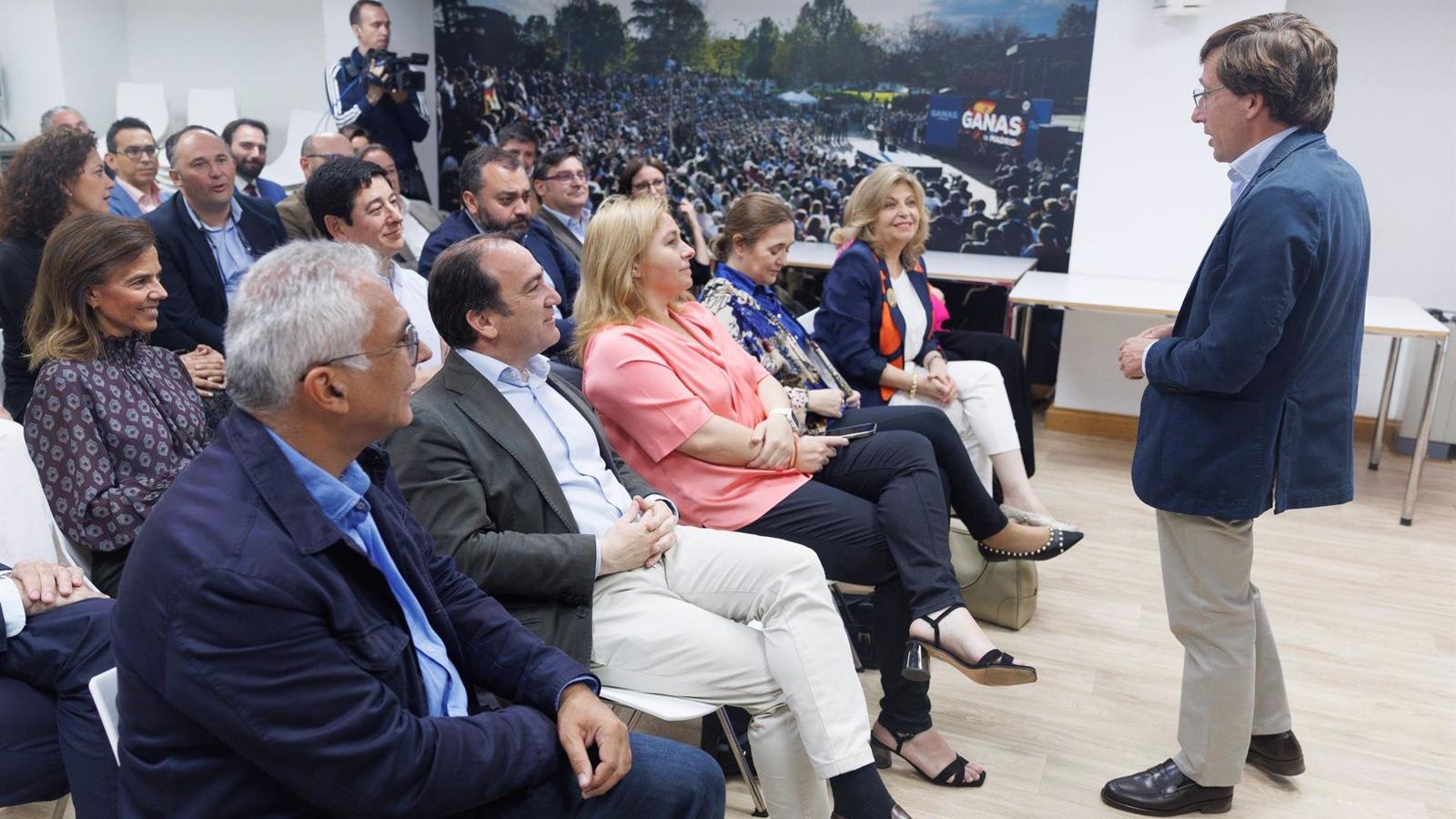 Martínez-Almeida se muesta "contentísimo" con las incorporaciones de Aniorte y Niño, y les anima a ser concejales no adscritos