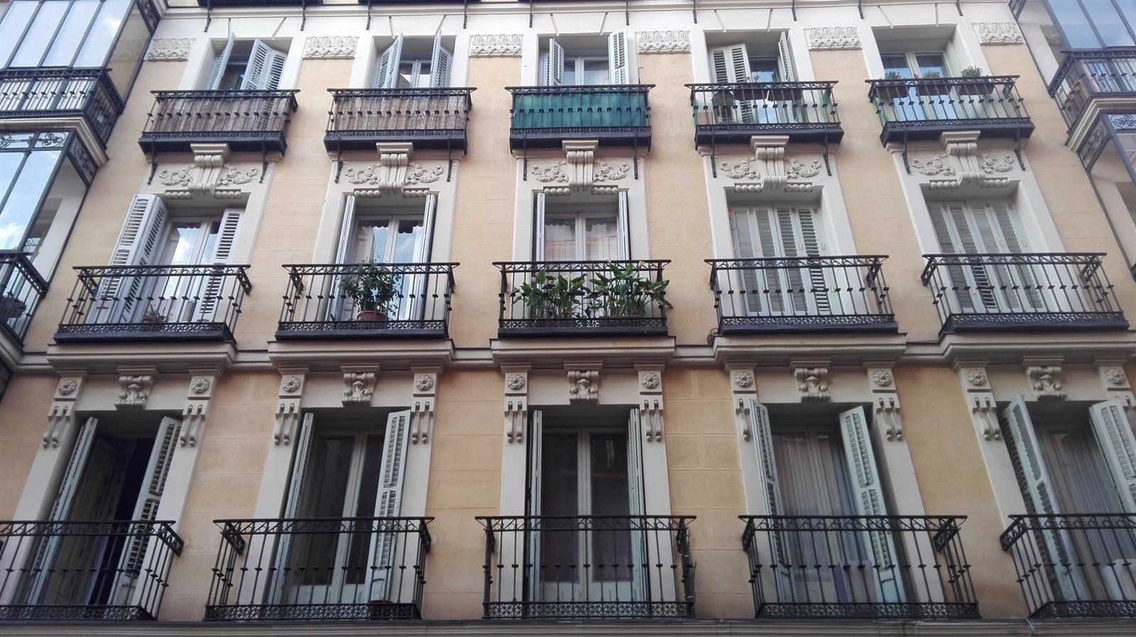 Martínez-Almeida apuesta por convertir los edificios en ruinas del centro de Madrid en vivienda pública