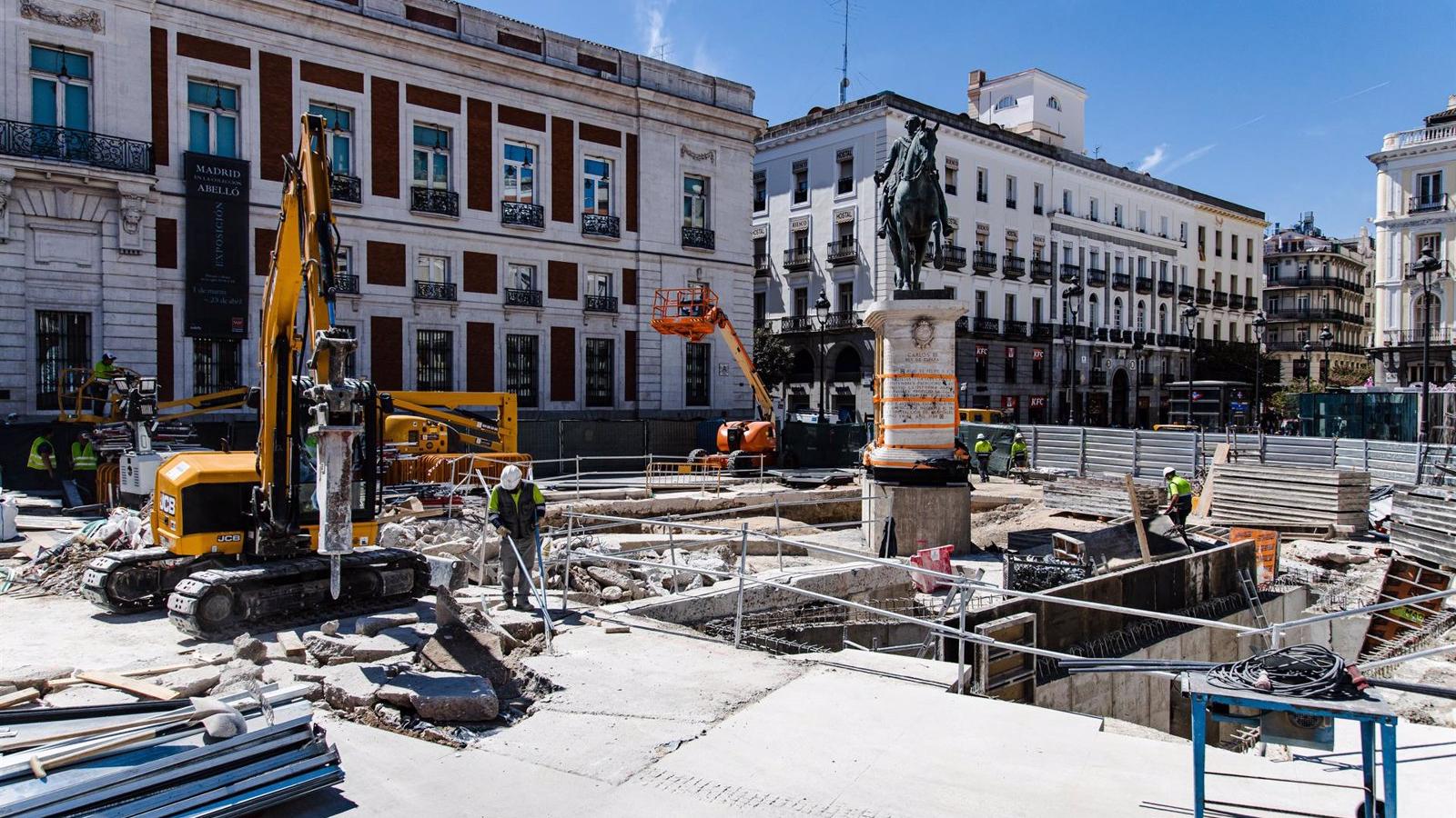 Martínez-Almeida ironiza con la actual Puerta del Sol y la que había con Carmena, "una jungla tropical donde no se veía cemento"
