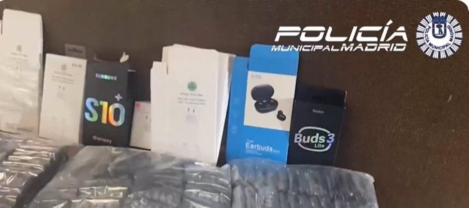  Intervenidas casi 10.000 falsificaciones de productos Apple, Samsung o Xiaomi en tiendas de Usera