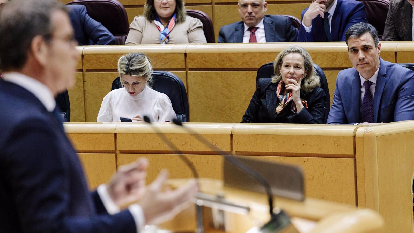 Sánchez y Feijóo se enfrentan cara a cara en el Senado en medio de una tensión electoral a un mes de las elecciones del 28-M