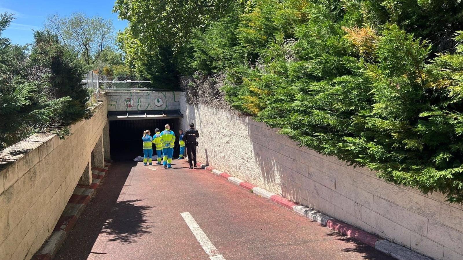 Muere un hombre de unos 75 años aplastado por la puerta corredera de un garaje en Alcorcón