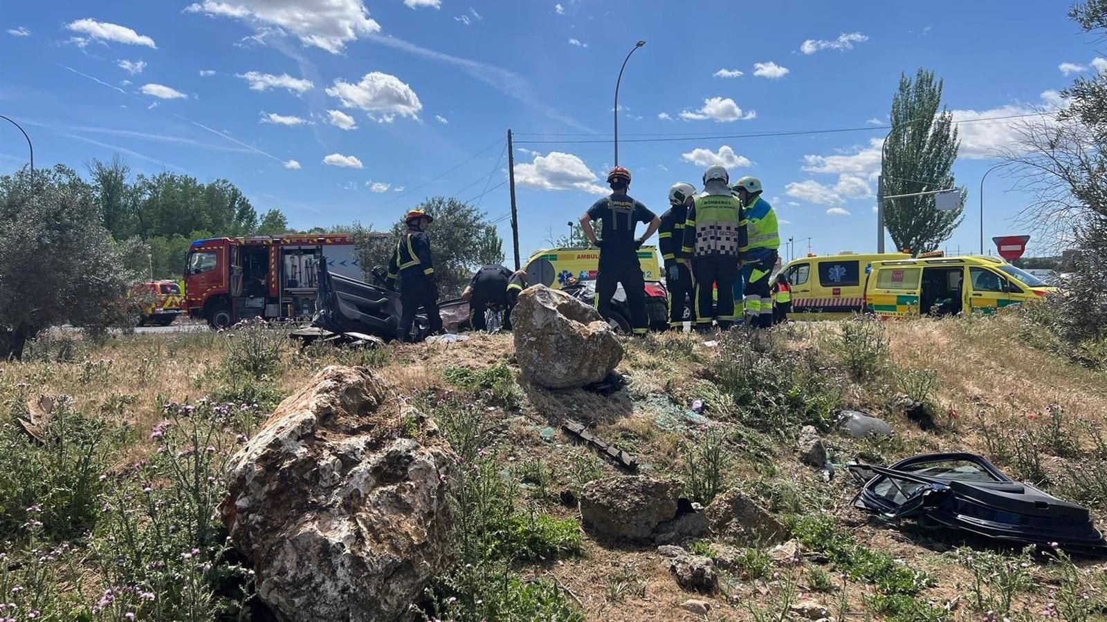 Dos heridos graves al salirse de la vía y volcar un turismo en una rotonda de San Sebastián de los Reyes