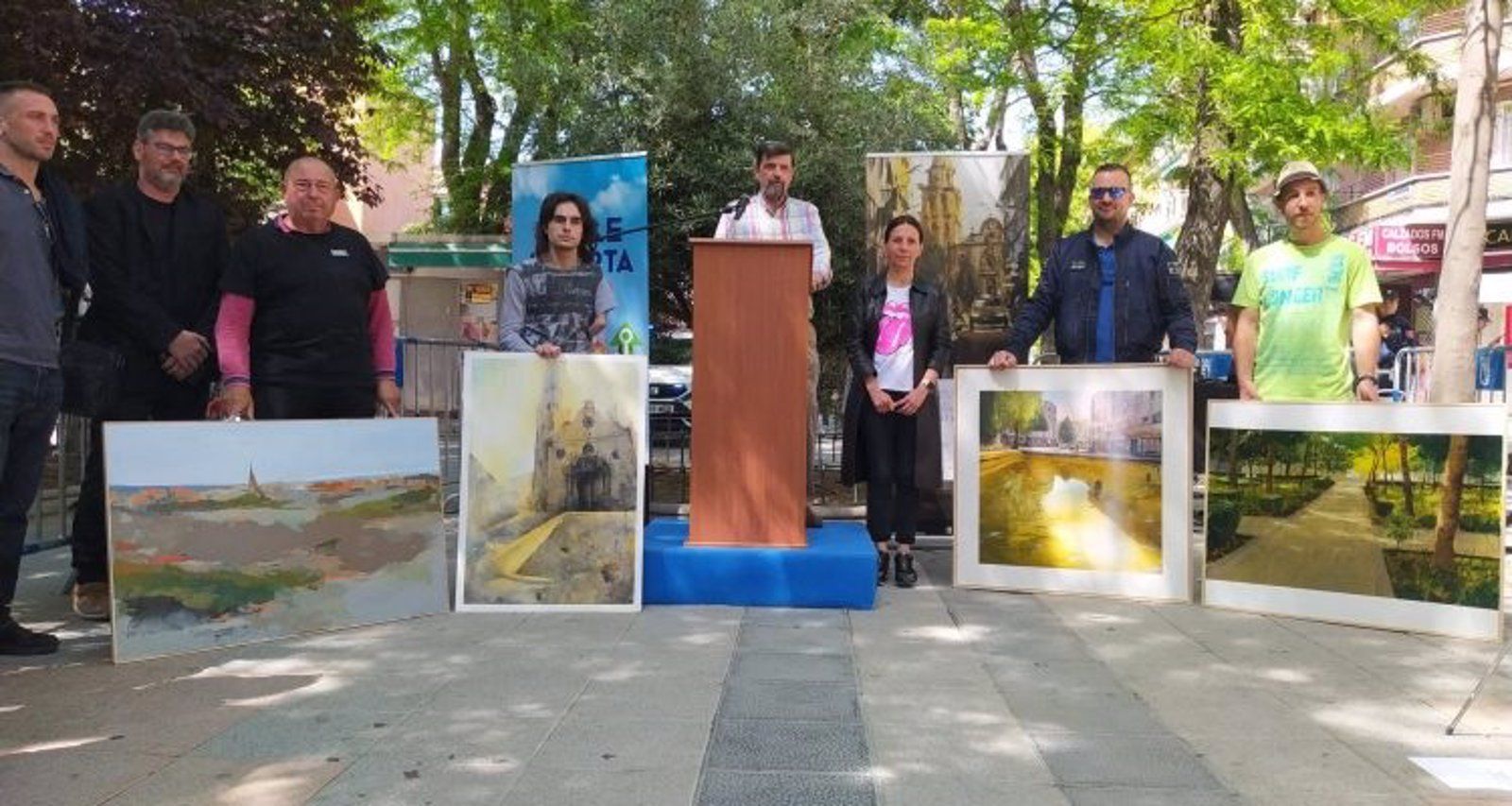 El XVII Certamen de Pintura Rápida al Aire Libre de la Escuela de Vallecas llena las calles del distrito de color