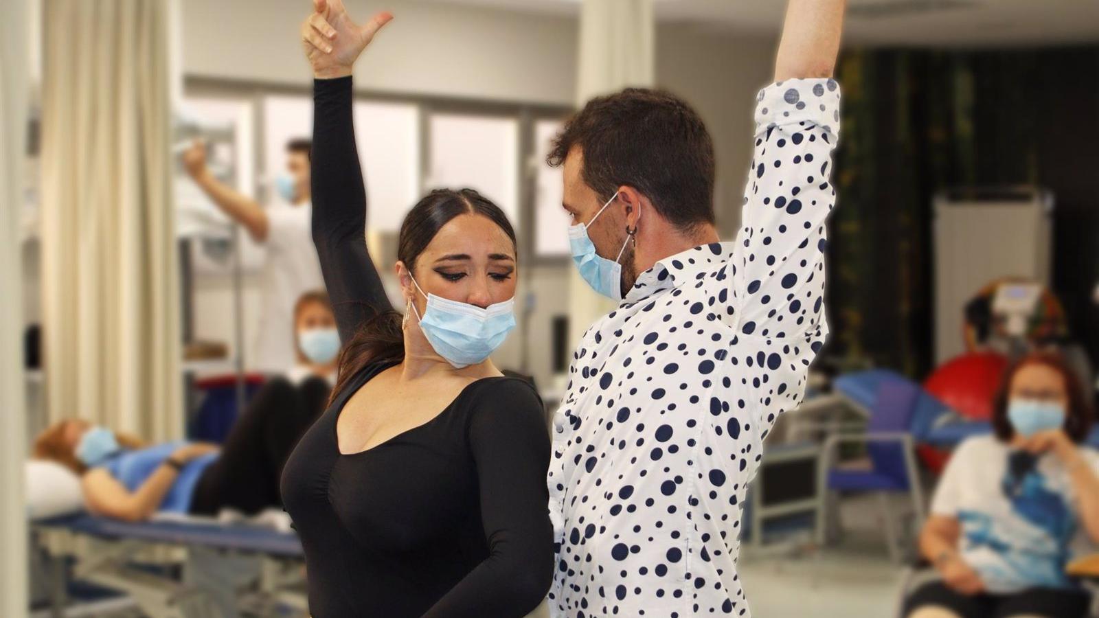 El Hospital de Torrejón acoge espectáculos de baile y decoración ambiental para llevar la Feria de Abril a los pacientes