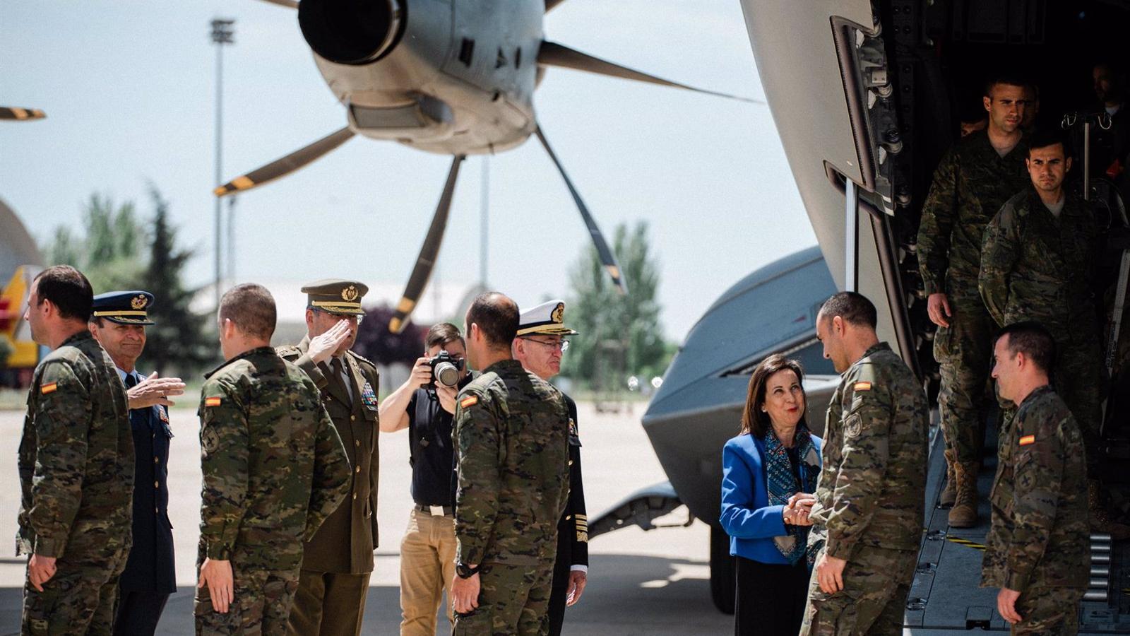 Robles recibe en la base de Torrejón un avión A-400M del Ejército del Aire con 53 militares