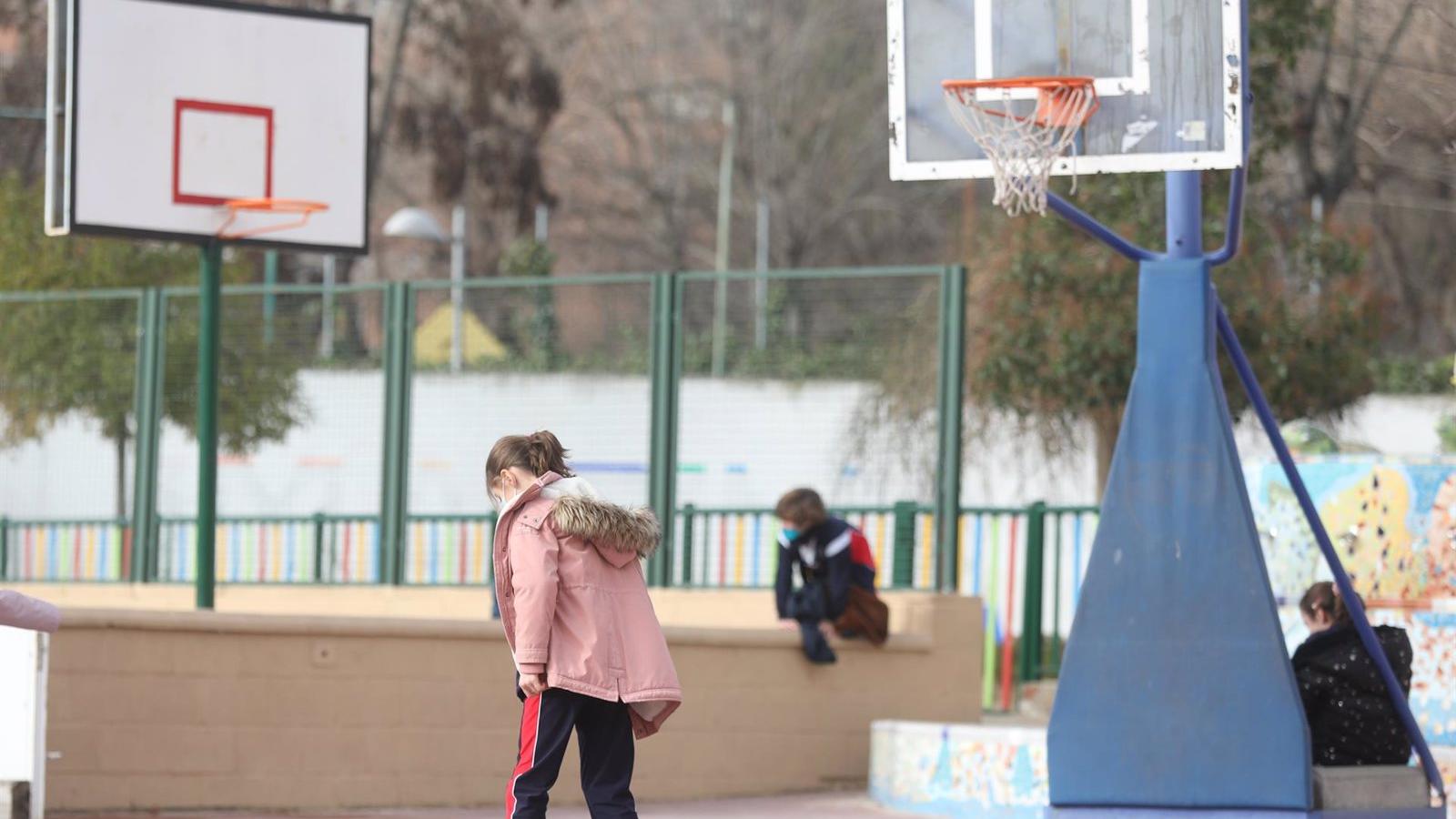 Los centros escolares de la capital contarán con cerca de cinco millones para prevenir el absentismo en las aulas