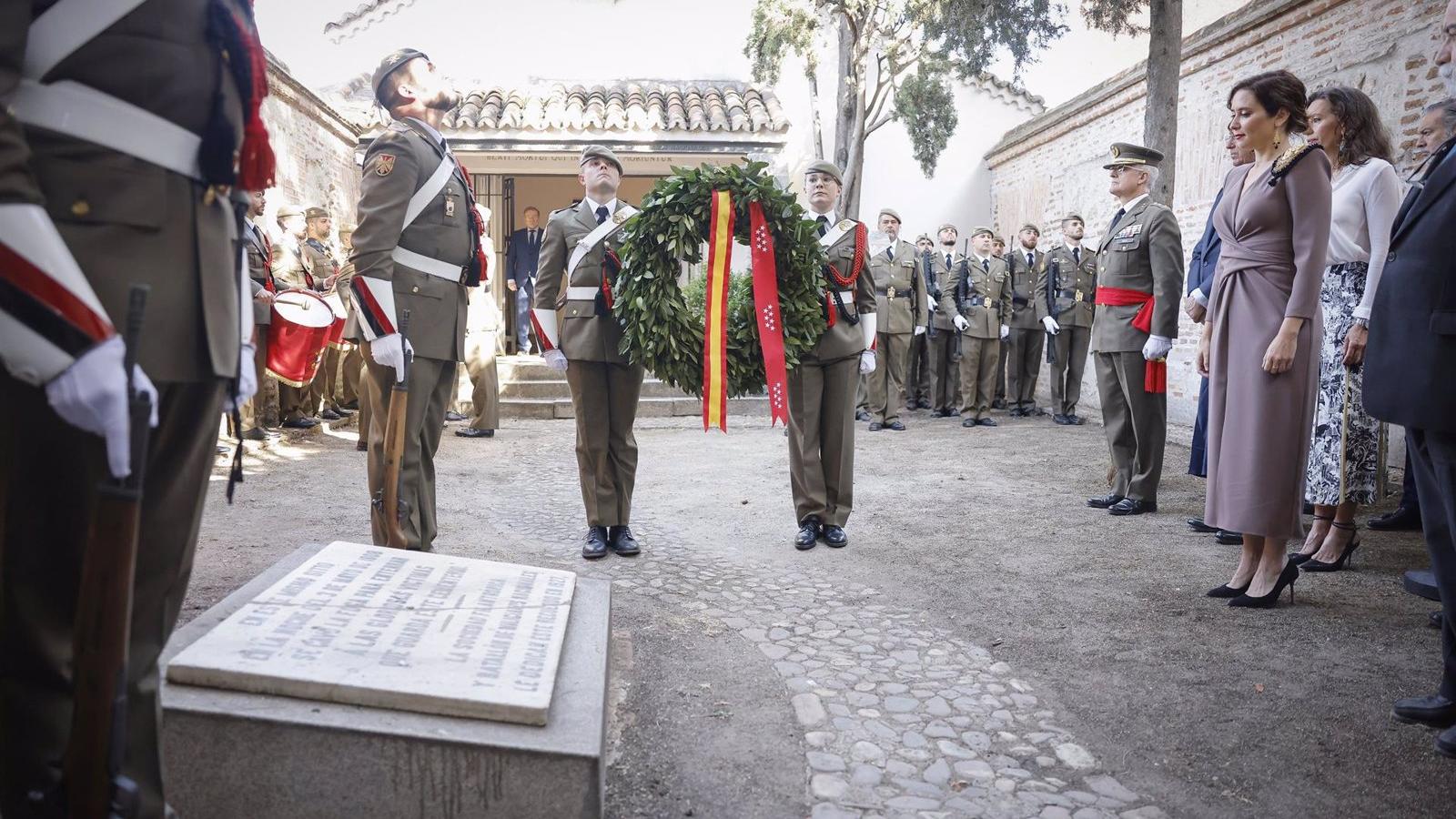 Díaz Ayuso preside la ofrenda floral a los Héroes del 2de Mayo en el cementerio de la Florida