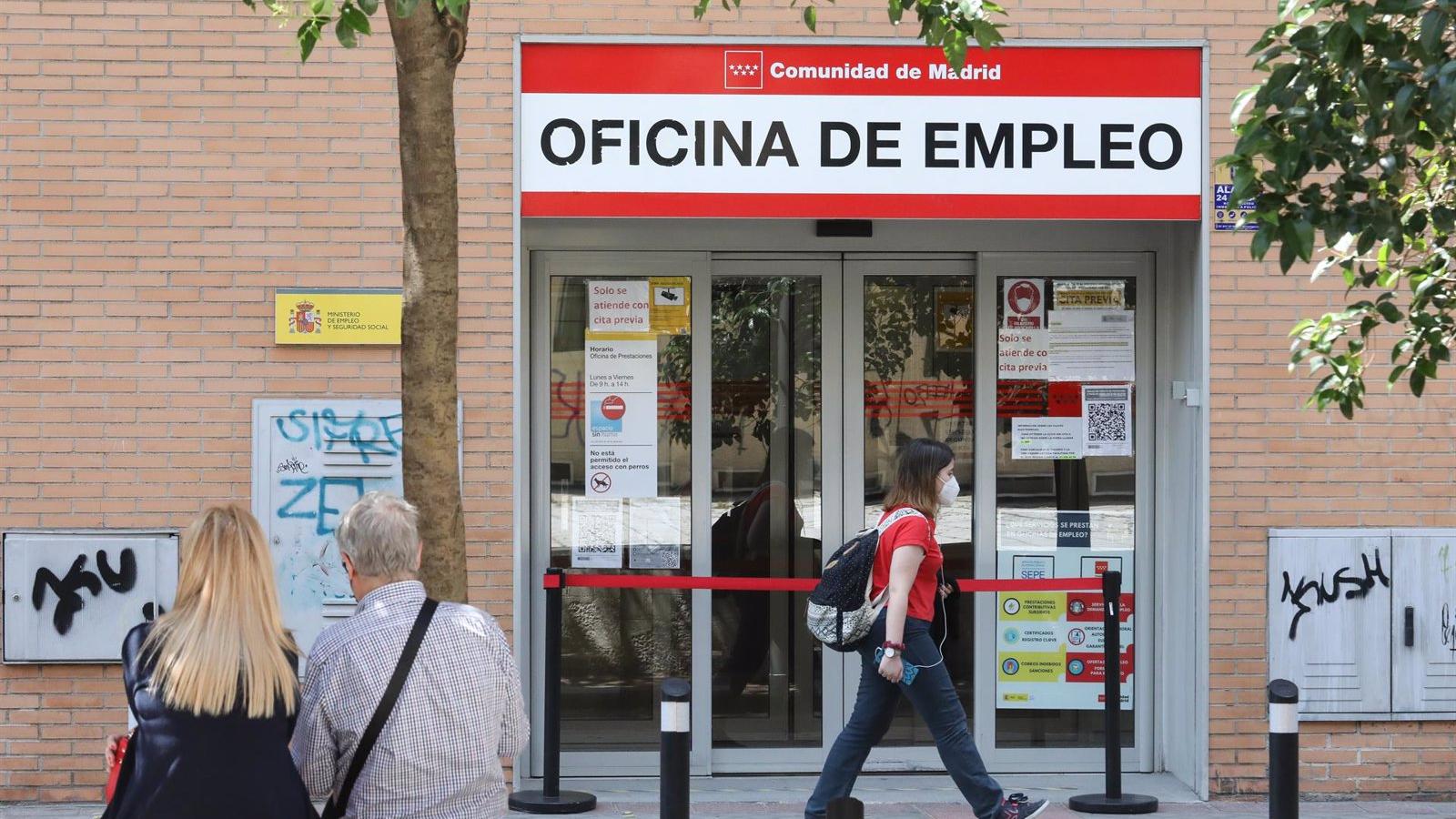 El paro baja en 6.215 personas en abril en la región