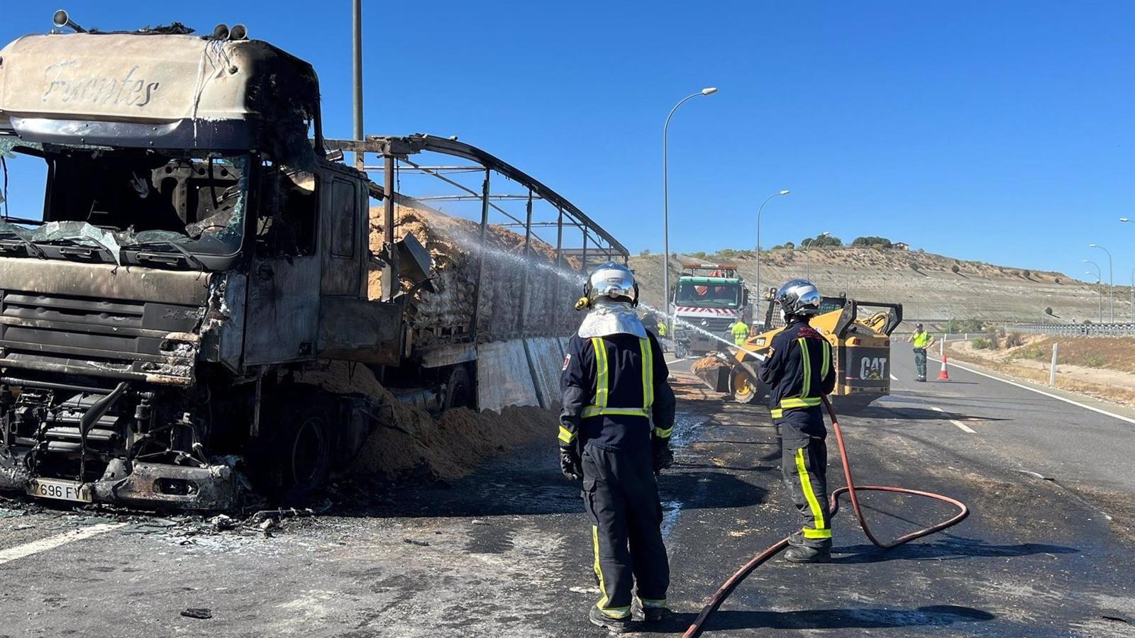 Incinerado un camión cargado con 25 toneladas de pellets en San Fernando