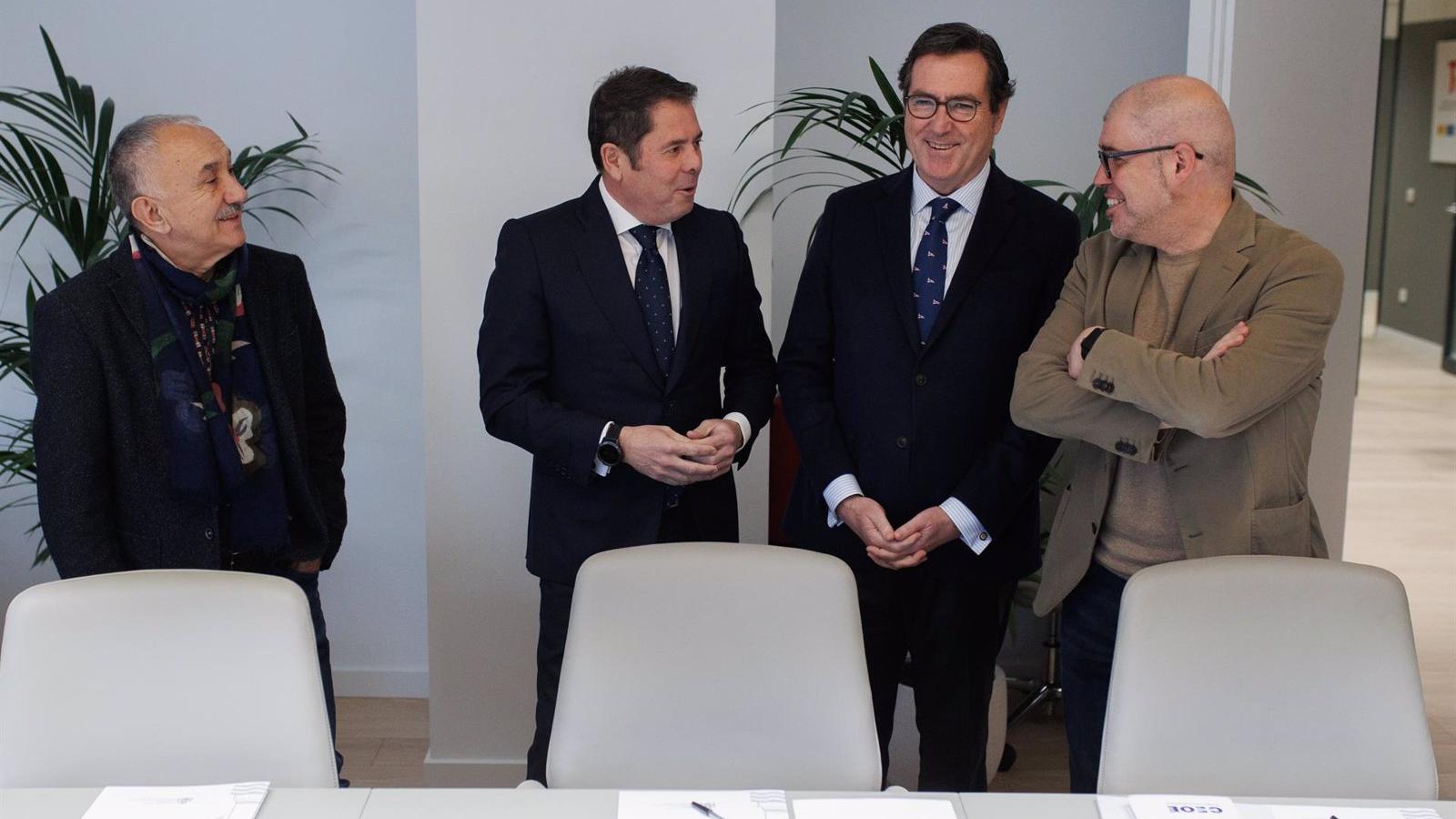 Sindicatos y empresas cercanos a un acuerdo: los salarios aumentarán un 4% en 2023