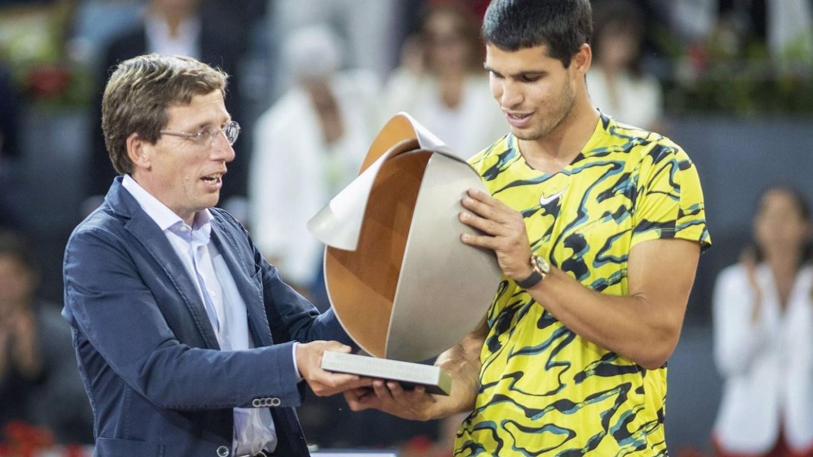 Almeida entrega el trofeo del Mutua Madrid Open a Carlos Alcaraz