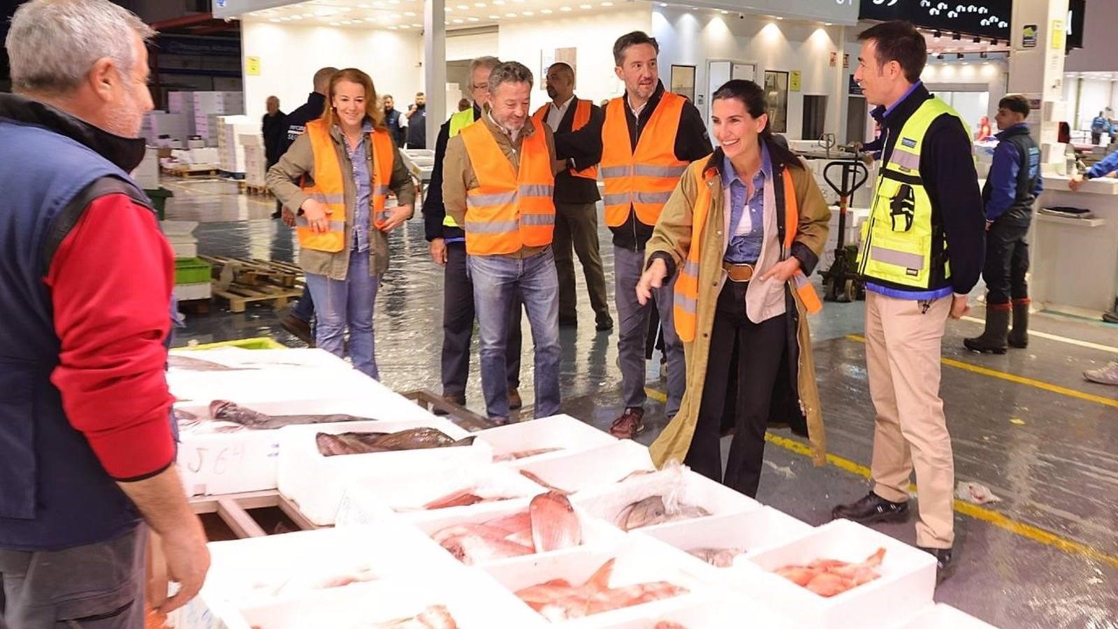 Monasterio promete "apoyar siempre" a "empresas y trabajadores españoles" frente a las que "vienen de fuera"