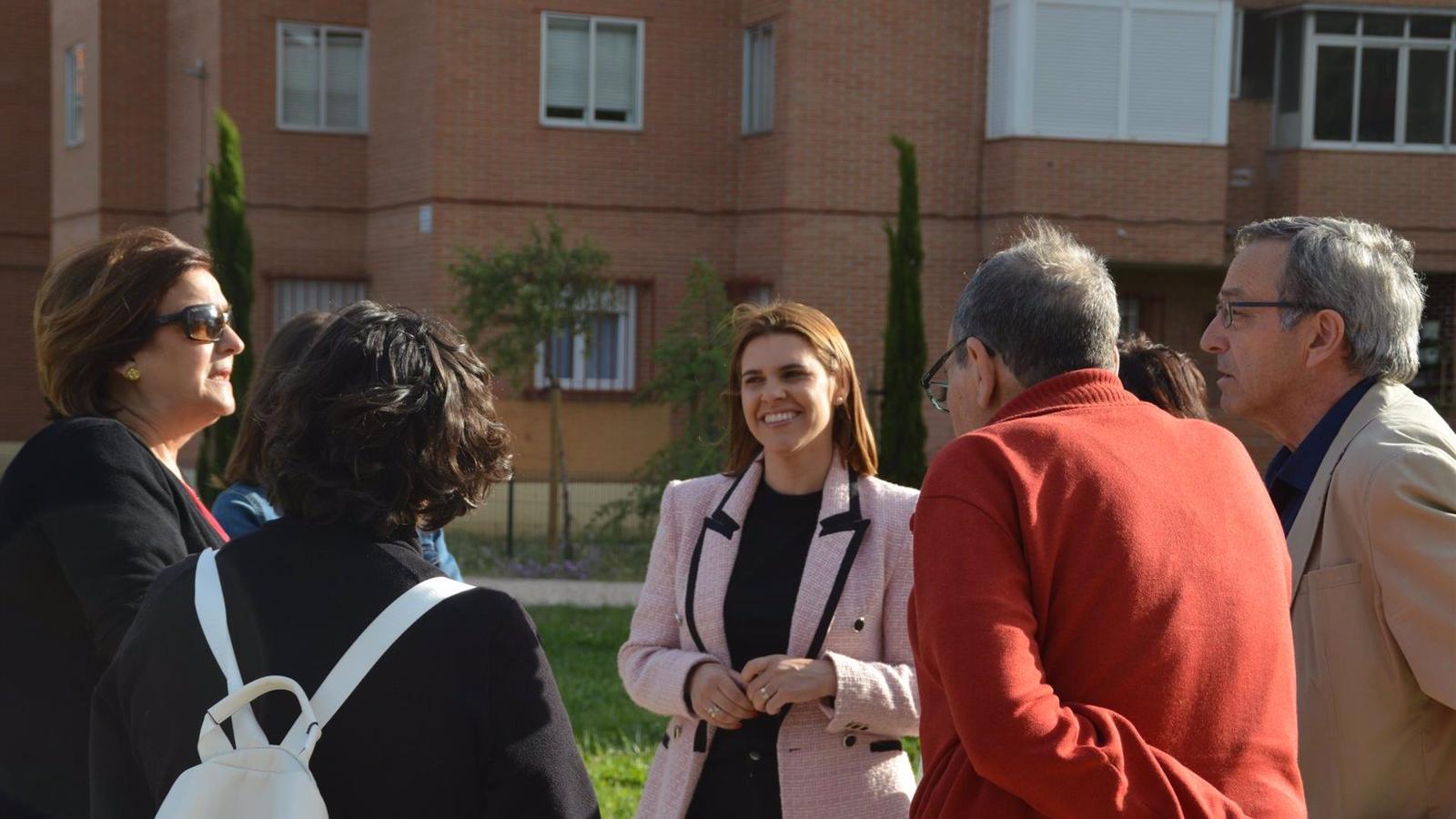 Piquet, candidata del PP de Alcalá de Henares, promete nuevos aparcamientos y fomentar el comercio en Ciudad del Aire