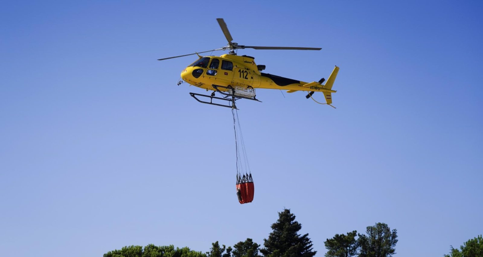  La Comunidad de Madrid activa un helicóptero bombardero para ayudar en el incendio de Cáceres