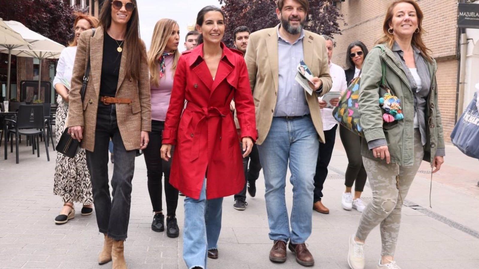 Monasterio quiere extender las ayudas a la maternidad: "Tengo cuatro niños y me miran como a un lince ibérico"