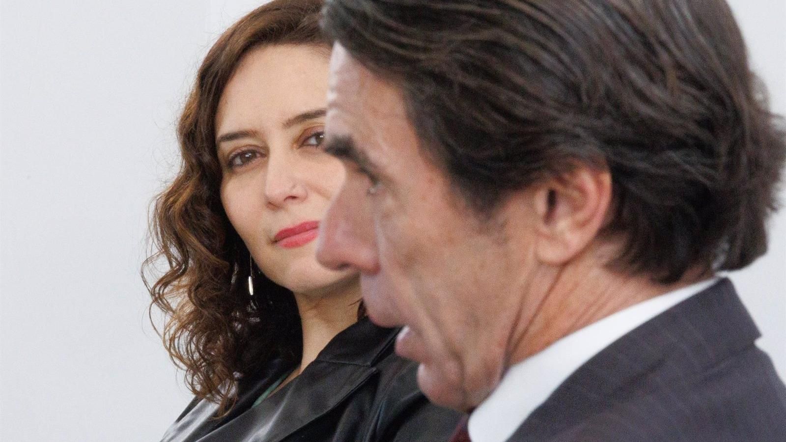 Díaz Ayuso carga contra el PSOE y defiende que quiere "unir todo lo que está a la derecha de la izquierda" Díaz Ayuso carga contra el PSOE y defiende que quiere "unir todo lo que está a la derecha de la izquierda"