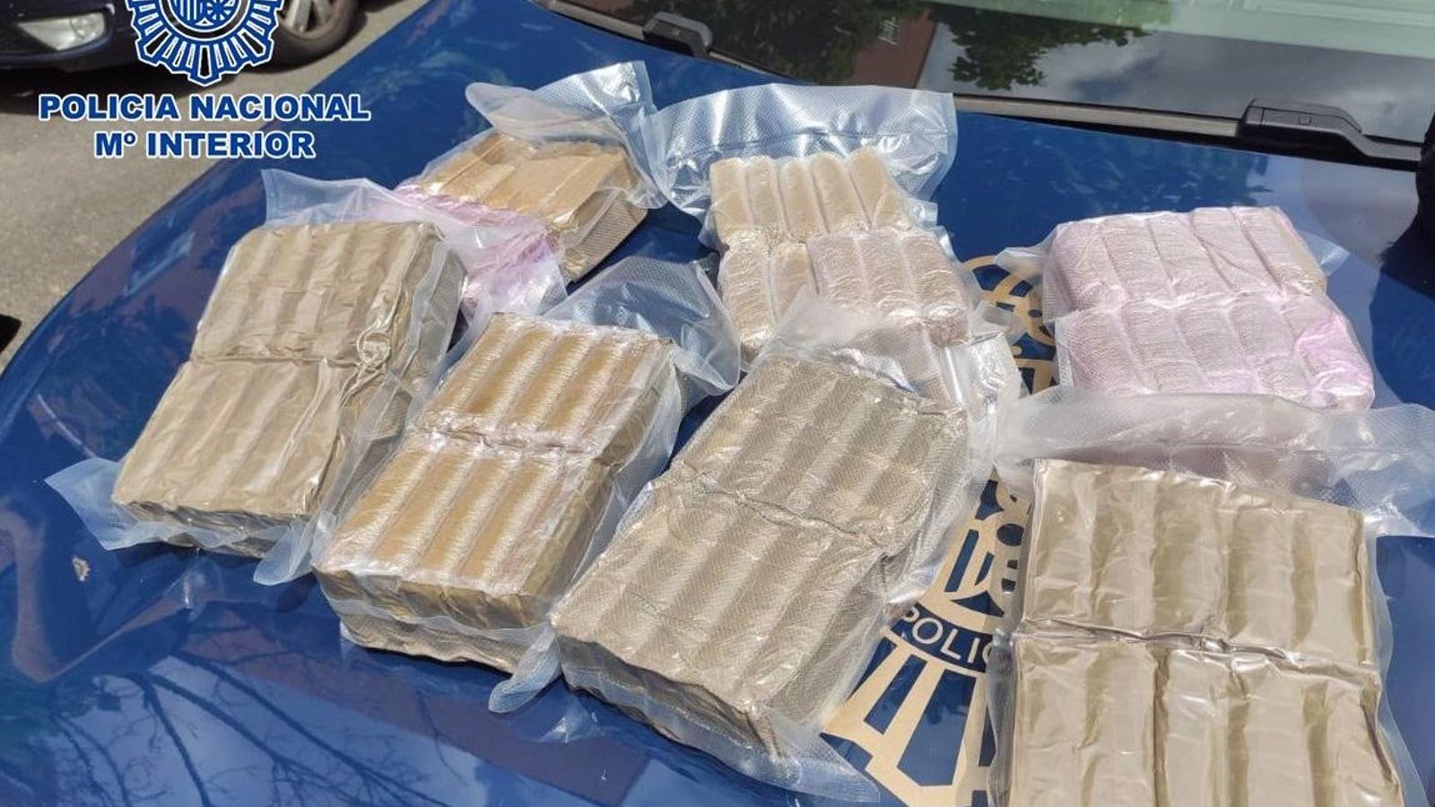 Pillan con siete kilos de hachís a un motorista en Usera