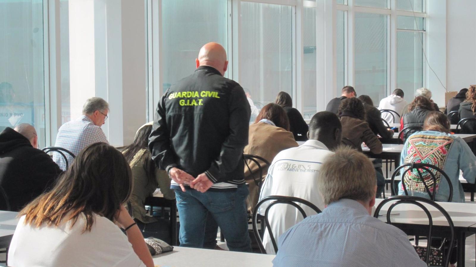 La DGT alerta del aumento de estafas para obtener el carnet de conducir pagando 850 euros sin necesidad de hacer examen La DGT alerta del aumento de estafas para obtener el carnet de conducir pagando 850 euros sin necesidad de hacer examen