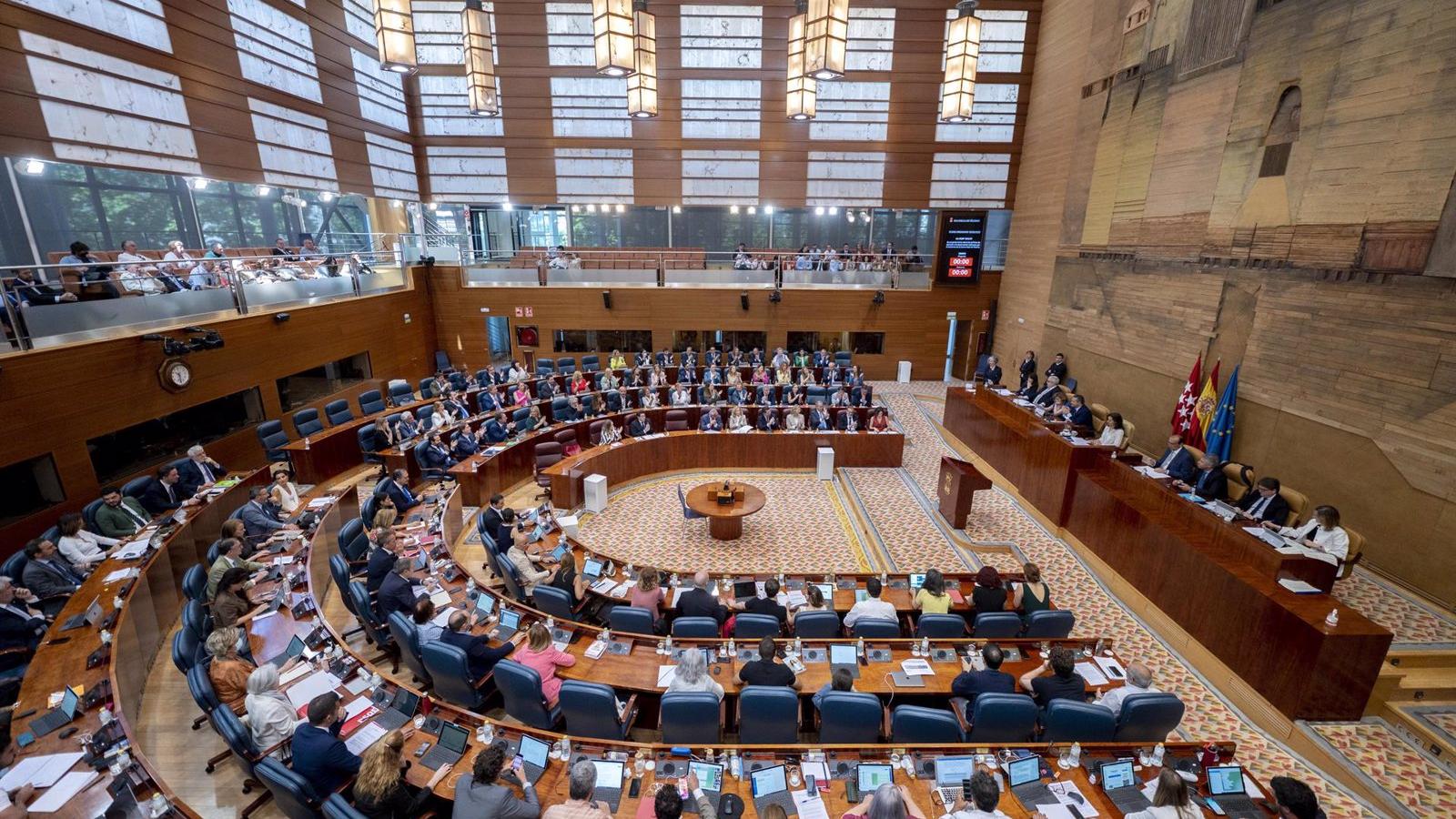 En la Asamblea, con 96% escrutado, PP logra mayoría absoluta; PSOE y Más Madrid empatan a 27 y Podemos desaparece