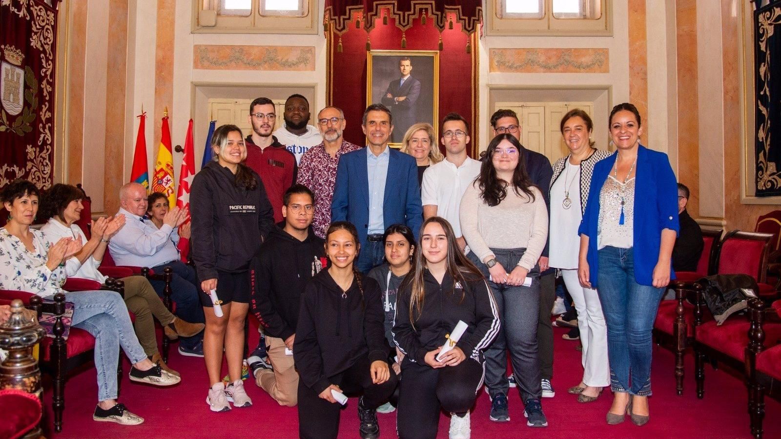 La Escuela de Adultos de Alcalá acaba el curso con la entrega de diplomas y orlas