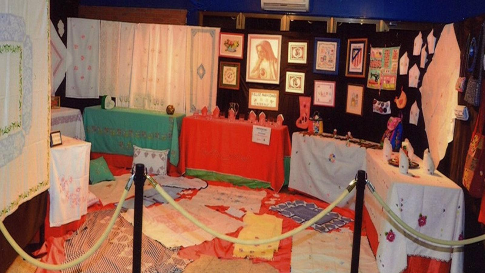 Tapices, patchwork y bolillos, protagonistas de una exposición en el Centro Cultural El Parque de Torrejón