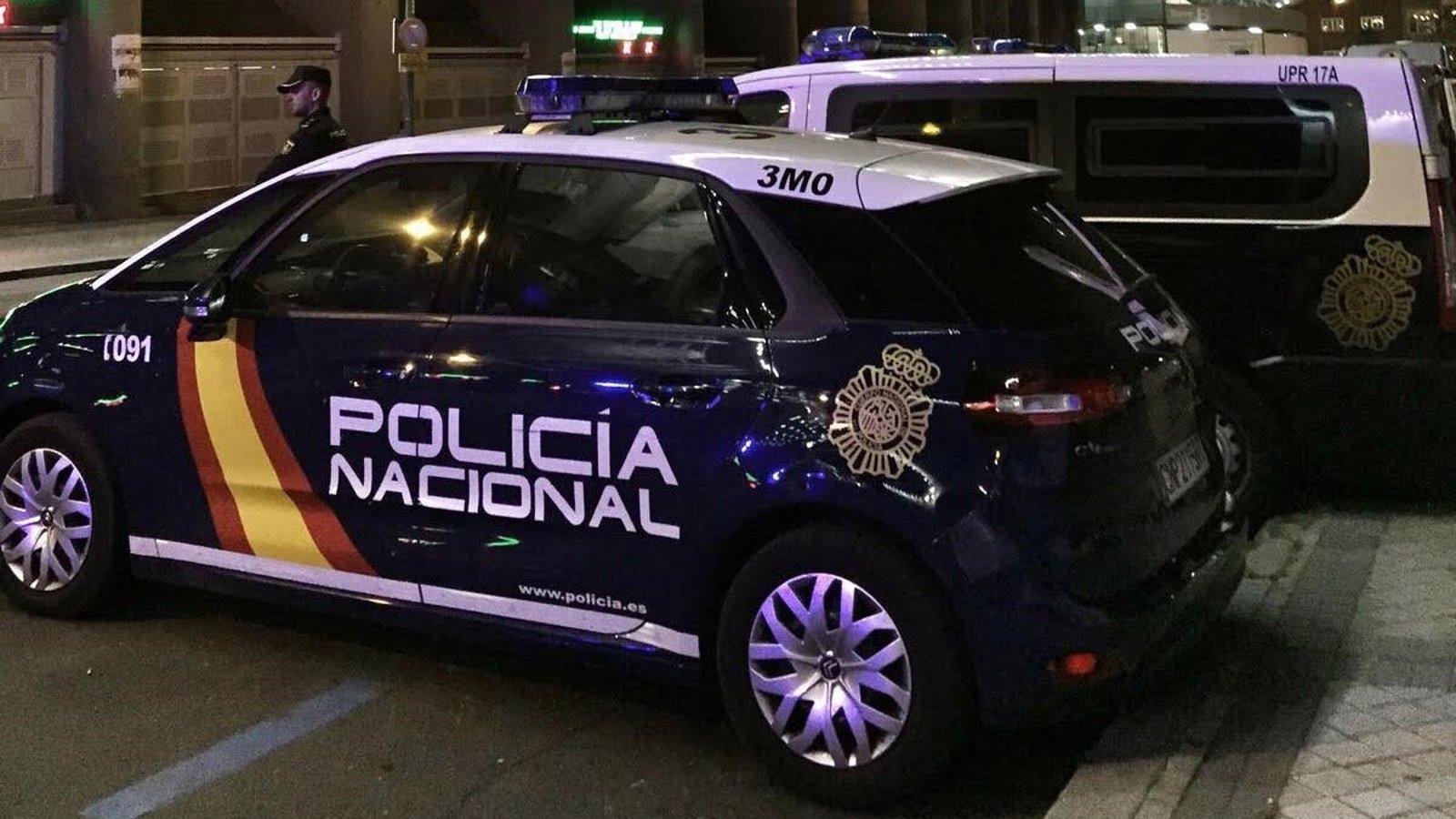 Más de 300 personas, entre ellas 180 niños, desalojadas de un edificio okupado en Alcobendas Más de 300 personas, entre ellas 180 niños, desalojadas de un edificio okupado en Alcobendas