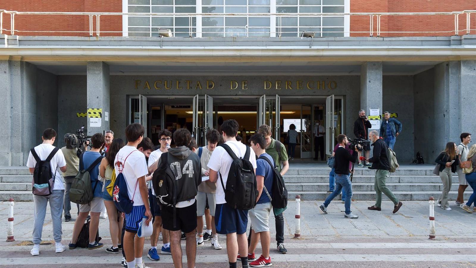 Más de 38.000 estudiantes se enfrentan desde este lunes a los exámenes de la EvAU en la Comunidad de Madrid Más de 38.000 estudiantes se enfrentan desde este lunes a los exámenes de la EvAU en la Comunidad de Madrid