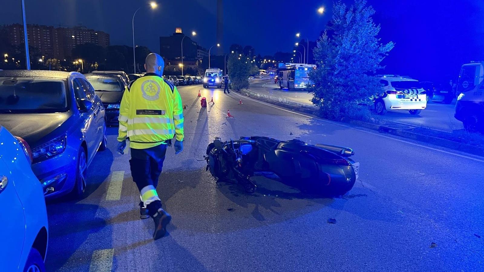 Herido muy grave un hombre en Madrid al perder el control de su moto y chocar con coches aparcados