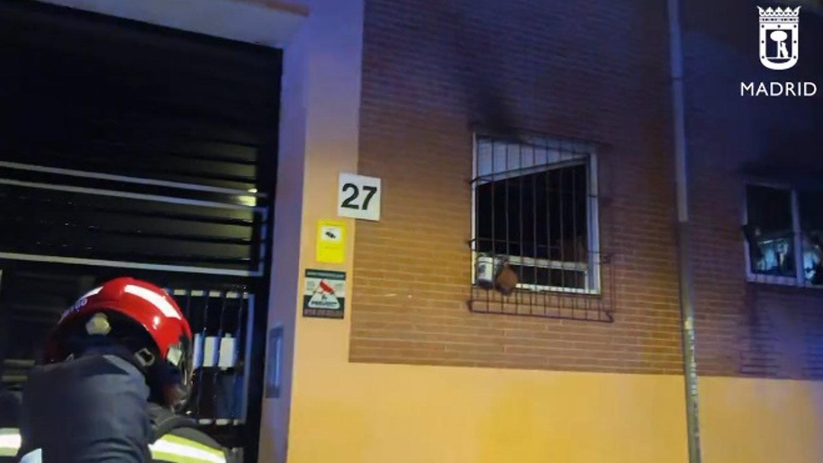 La Policía Científica investiga las causas del incendio de Usera