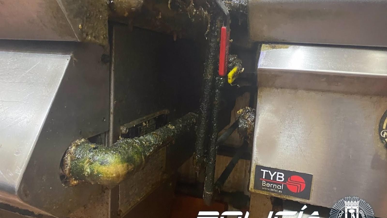 Expedientan un restaurante chino en Usera lleno grasa, alimentos sin control sanitario y problemas de seguridad
