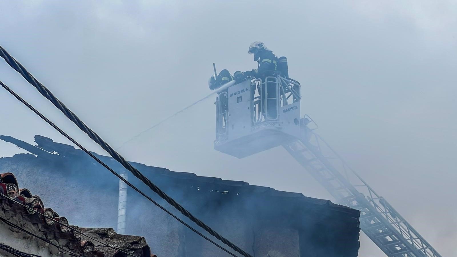 Bomberos trabajan para extinguir un incendio en tres viviendas de San Martín de Valdeiglesias sin heridos