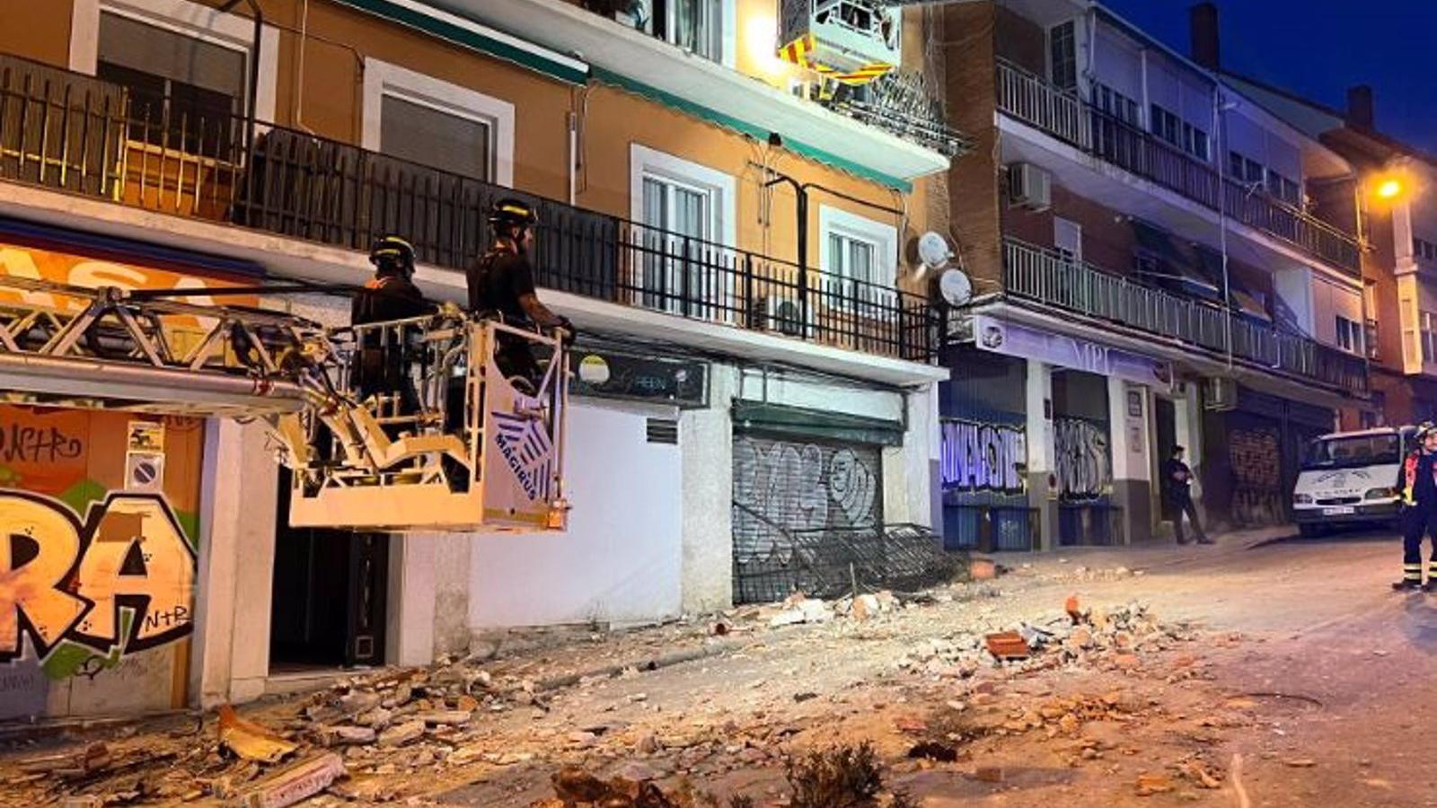  Se desprende el alero de un edificio en Fuencarral el Pardo que solo provoca daños en vehículos