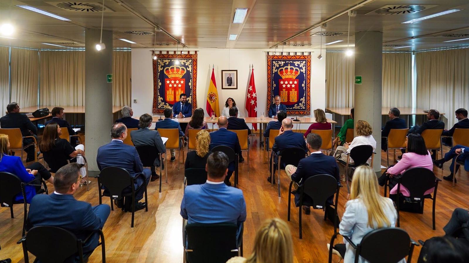 Ayuso advierte a los diputados del PP Asamblea del "extremismo" de la oposición y les anima legislar "con calidad"