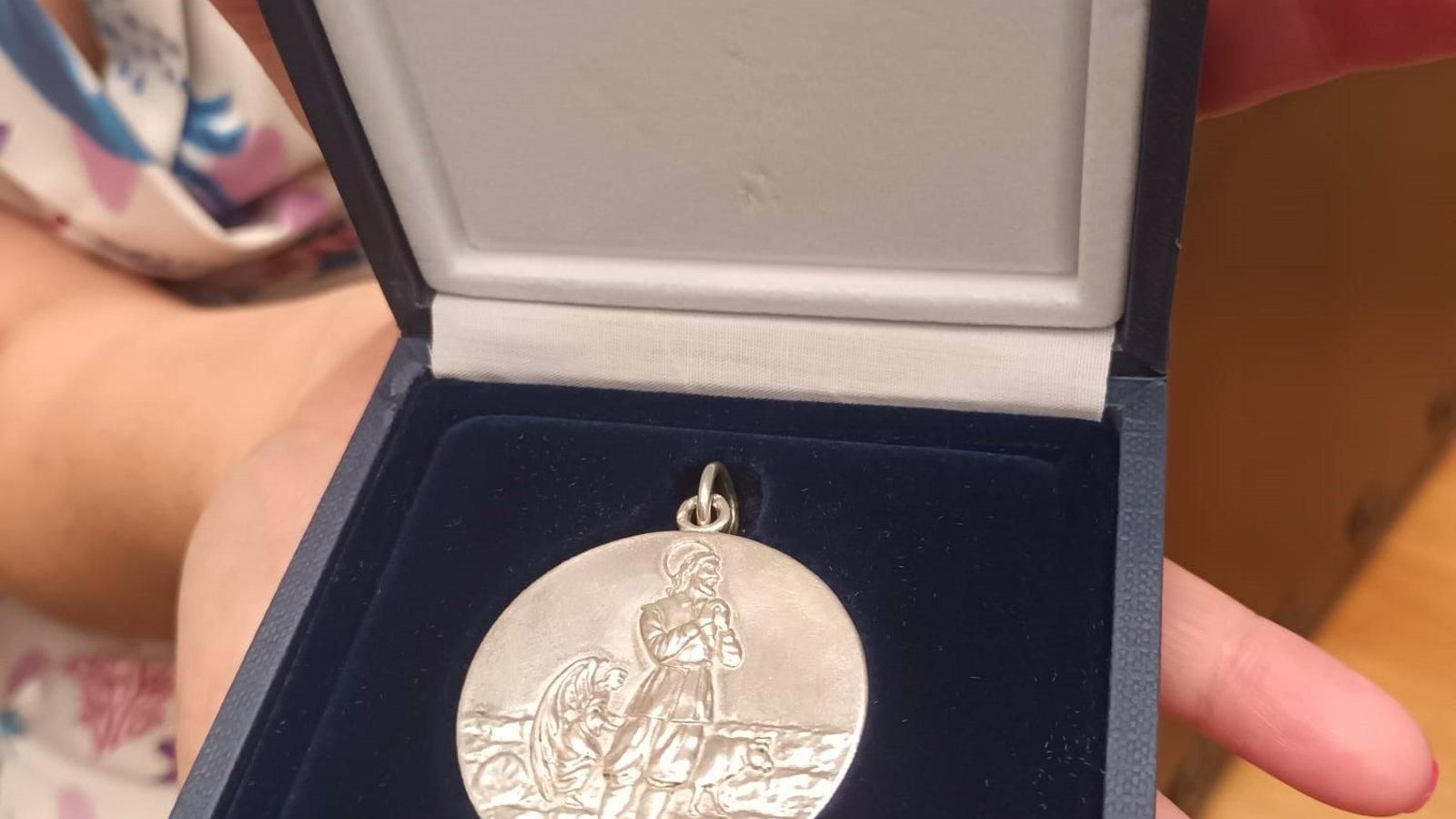 Almeida despide a los concejales de la XI Corporación con una medalla de plata de ley con la imagen de San Isidro